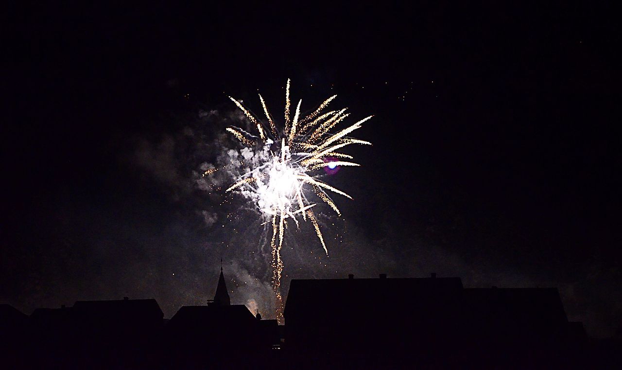 Ein Feuerwerk am Himmel